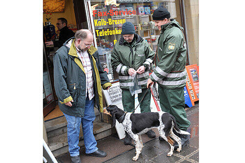 Polizeihund Maya nimmt die Fährte auf &ndash; und verfolgt sie bis zum Opernhaus.