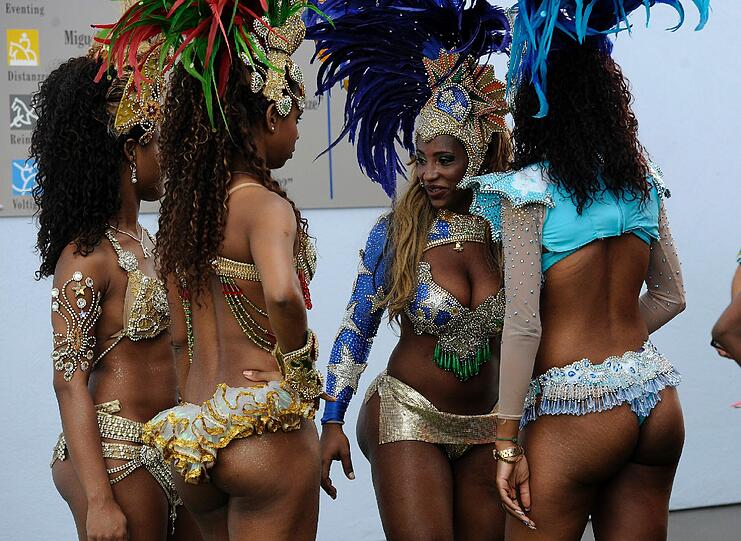 ... es handelt sich dabei um Tänzerinnen der "Grande Rio Samba School", die  bei der Eröffnungsfeier des CHIO auf ihren Auftritt warten...