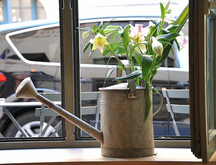 So einfach, so schön: Blumen in der Gießkanne.