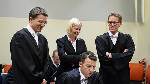 Beate Zschäpes Anwälte Mathias Grasel (l-r), Wolfgang Stahl (vorne), Anja Sturm und Wolfgang Heer bleiben die Pflichtverteidiger. Der Antrag auf einen fünften Rechtsanwalt wurde vom Gericht abgelehnt.