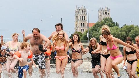 Es muss noch Wasser die Isar runter: Schwimmen ist innerstädtisch offiziell nur an Aktionstagen wie dem &bdquo;Big Jump&ldquo; 2015 erlaubt &ndash; auch da war Benjamin David vom Verein Isarlust (M.) schon mittendrin.