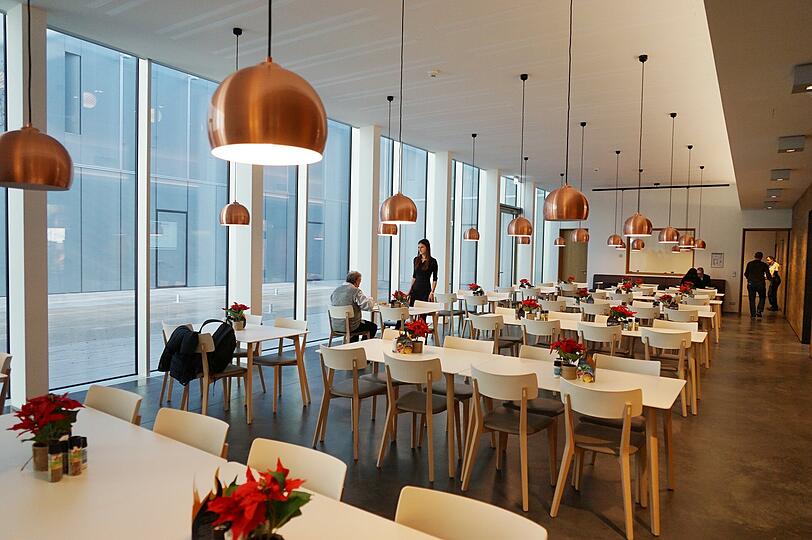 Um halb 12 noch recht leer, aber schick: die Kantine "Esszimmer".