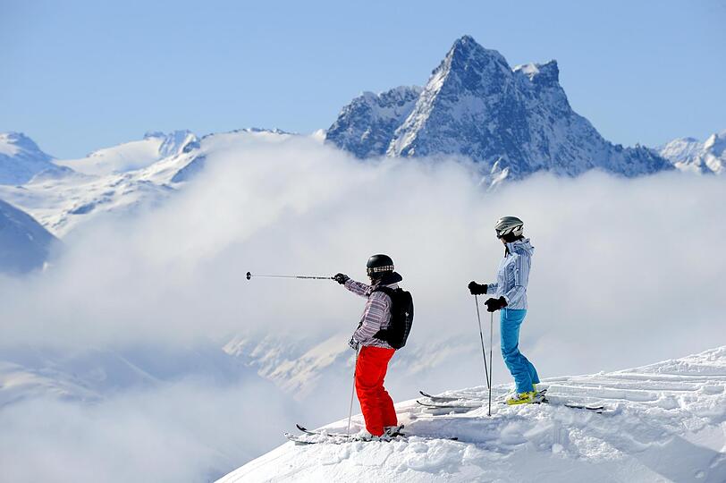 Am Arlberg setzt man beim Frühstart in den Winter auf die Kombination aus guter Laune und gutem Schnee.