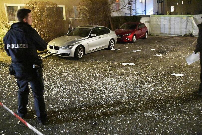 In der nähe geparkte Autos, die durch umherfliegende Teile beschädigt wurden.