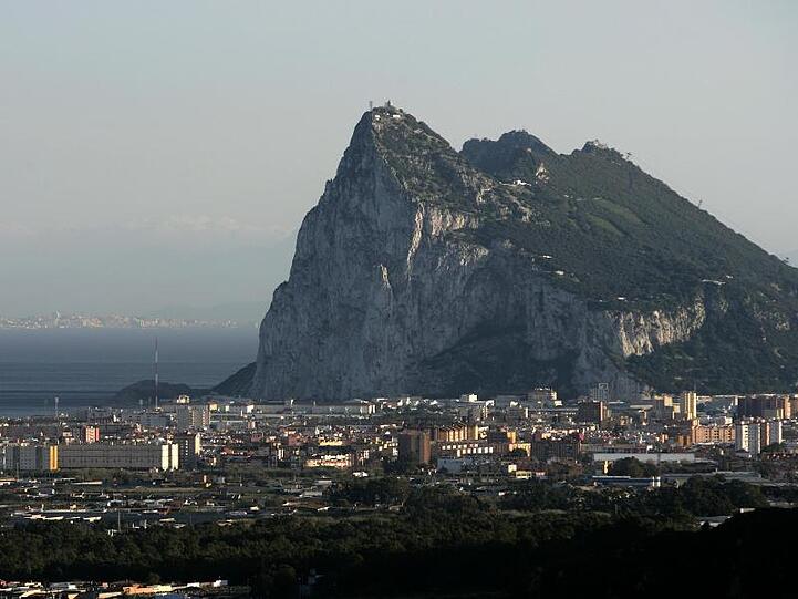 Der Felsen von Gibraltar - der Südzipfel der iberischen Halbinsel ragt weithin sichtbar ins Mittelmeer.