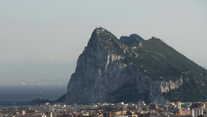 Der Felsen von Gibraltar - der Südzipfel der iberischen Halbinsel ragt weithin sichtbar ins Mittelmeer. Der Felsen von Gibraltar - der Südzipfel der iberischen Halbinsel ragt weithin sichtbar ins Mittelmeer.