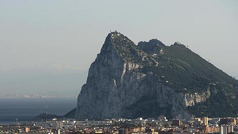 Der Felsen von Gibraltar - der Südzipfel der iberischen Halbinsel ragt weithin sichtbar ins Mittelmeer.