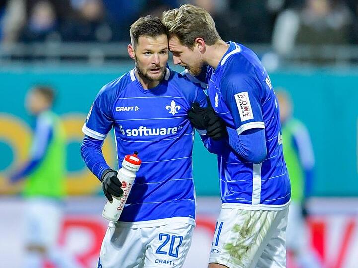 Darmstadts Torschütze Marcel Heller (l) jubelt mit Immanuel Höhn über sein Tor zum 1:1 gegen St. Pauli.