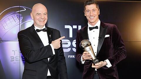 Weltfußballer Robert Lewandowski (r.) und FIFA-Präsident Gianni Infantino (l.).