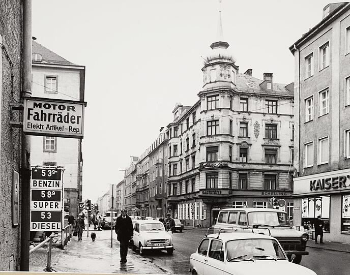 Schelling- Ecke Barer Straße 1971: Eine Tankstelle gegenüber vom Schelling-Salon lockt mit billigem Sprit.