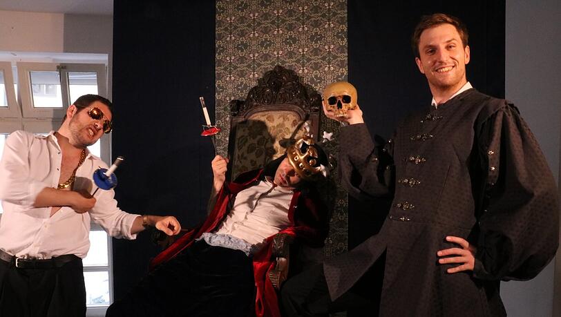 Am Ende sind alle mehrfach gestorben: Das Shakespeare-Trio David Hang, Christoph Theussl und Leon Sandner in einer Szene aus "Hamlet".