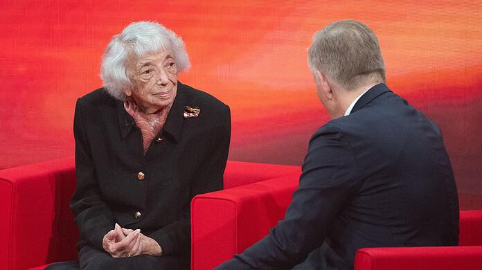 Moderator Johannes B. Kerner spricht während der TV-Spendengala "Ein Herz für Kinder" mit der Holocaust-Überlebenden Margot Friedländer.