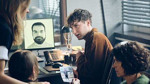 "Tatort: Der Stelzenmann": Die Ermittler hoffen, dass Swen (Samuel Benito) etwas einfällt, was sie zu dem Kidnapper führt.