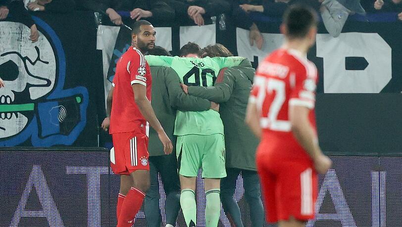 Jonas Urbig muss in Bergamo vom Platz gef&uuml;hrt werden. Der Torwart erlitt eine Gehirnersch&uuml;tterung.