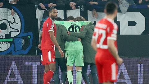Jonas Urbig muss in Bergamo vom Platz gef&uuml;hrt werden. Der Torwart erlitt eine Gehirnersch&uuml;tterung.