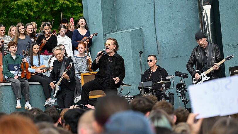 U2 bei dem Konzert an ihrer alten Schule in Dublin. U2 bei dem Konzert an ihrer alten Schule in Dublin.