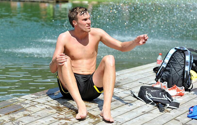 Und das Wasser spritzt! Kevin Grosskreutz sitzt am Ufer des Brixener Badesees.