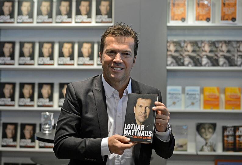 Rekordnationalspieler Lothar Matthäus hat am Donnerstag auf der Buchmesse seine Autobiografie &bdquo;Ganz oder gar nicht&ldquo; vorgestellt. Die Bilder aus Frankfurt.