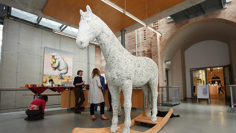Aus Kunstharz und Computertasten: Diese Pferdeskulptur landete auf dem Müll. Aus Kunstharz und Computertasten: Diese Pferdeskulptur landete auf dem Müll.