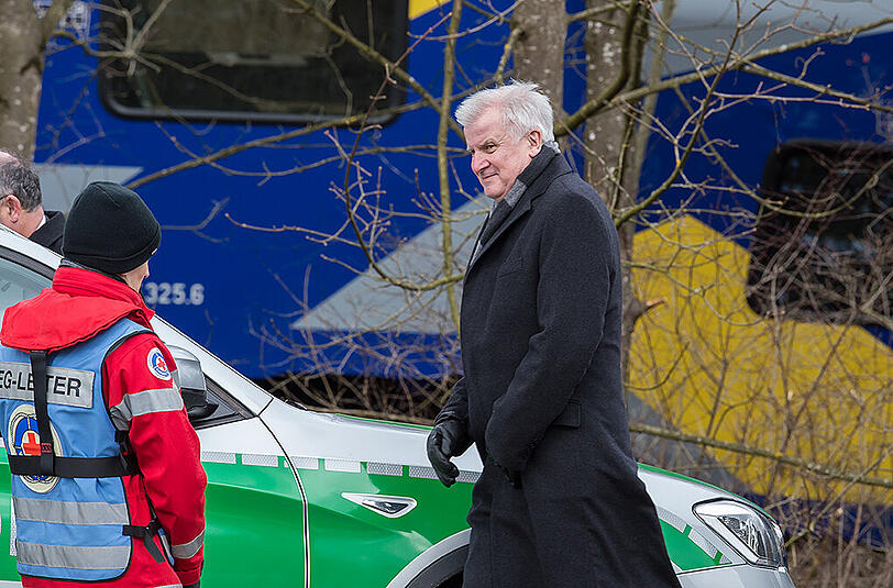 Ministerpräsident Seehofer machte sich vor Ort ein Bild von der Unglücksstelle.