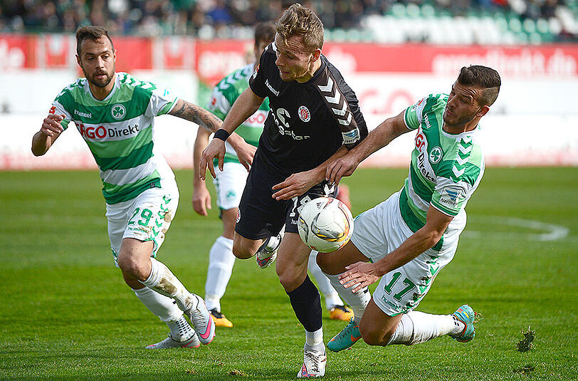 Zlatko Tripic (rechts) und sein Fürther Teamkollege Sebastian Heidinger im Duell mit St. Paulis Lennart Thy (Mitte).