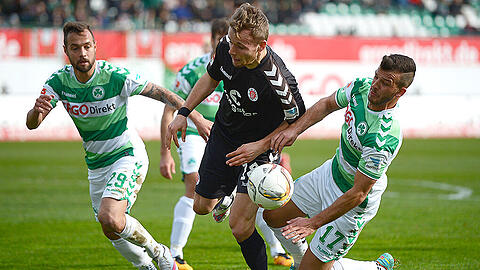 Zlatko Tripic (rechts) und sein Fürther Teamkollege Sebastian Heidinger im Duell mit St. Paulis Lennart Thy (Mitte).