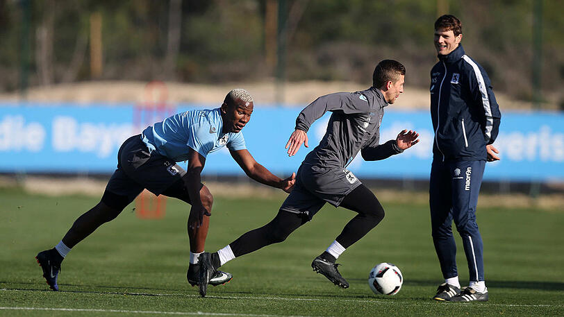Sie rackerten und ackerten: Unter den kritischen Blicken ihres Trainers Vitor Pereira waren die Löwen-Profis auch am Samstag voll bei der Sache. Simon und Ribamar schnüren im Trainingslager in Troia immer noch ein Extra-Päckchen.