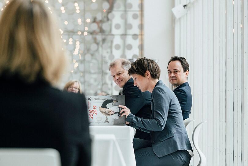 Martin Kusej, Pressesprecherin Sabine Rüter und Chefdramaturg Sebastian Huber im Residentheater.