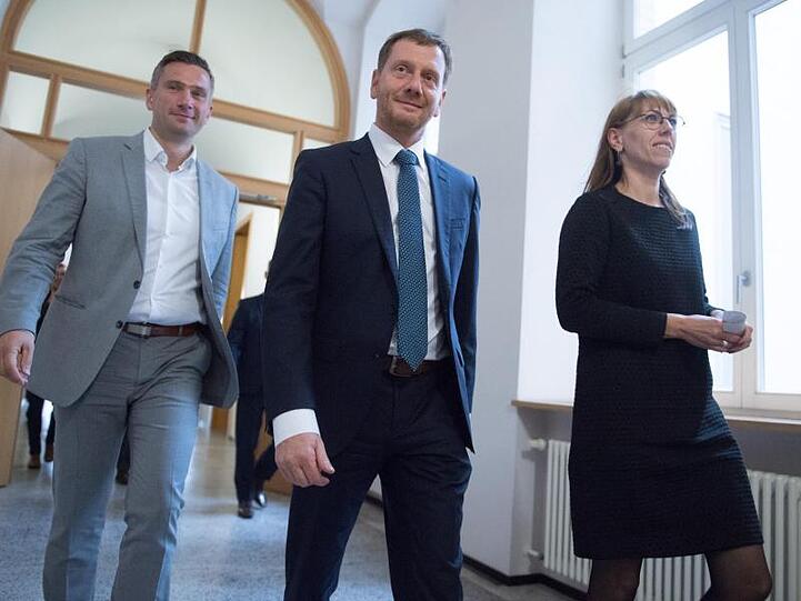 Sachsens SPD-Chef Martin Dulig (l-r), Ministerpräsident Michael Kretschmer und Katja Meier, die Verhandlungsführerin der Grünen, werden Koalitionsverhandlungen aufnehmen.