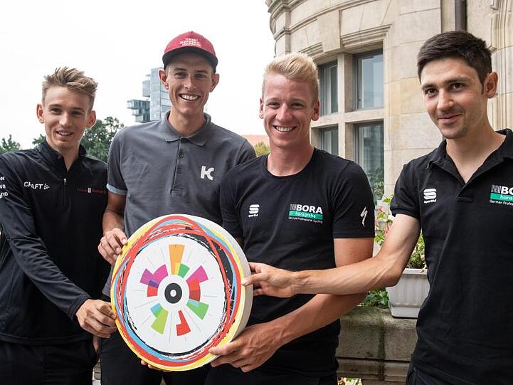 Die deutschen Stars bei der Deutschland Tour: Pressekonferenz: Lennard Kämna (l-r), Nils Pollitt, Pascal Ackermann und Emanuel Buchmann.