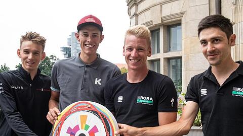 Die deutschen Stars bei der Deutschland Tour: Pressekonferenz: Lennard Kämna (l-r), Nils Pollitt, Pascal Ackermann und Emanuel Buchmann.