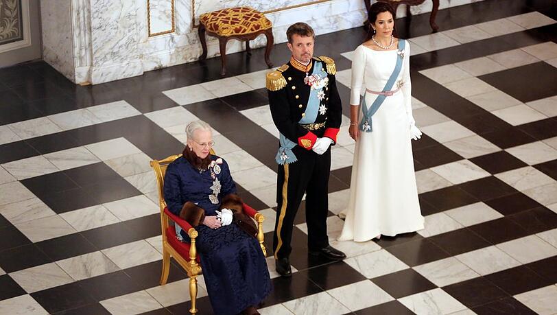 Königin Margrethe II. und das Kronprinzenpaar Frederik und Mary reagieren öffentlich auf die tödlichen Schüsse in einem Einkaufszentrum.