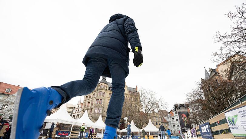 Ein Mann fährt Schlittschuh.