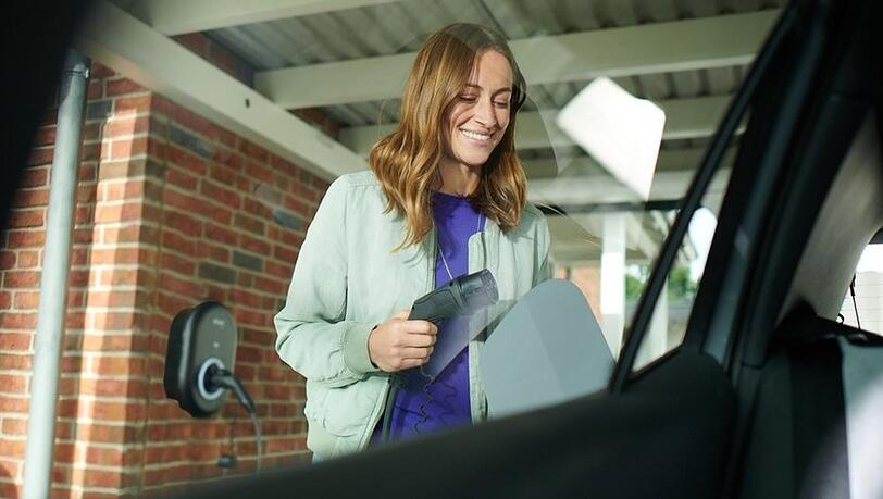 Wer einen flexiblen Stromtarif nutzt, kann beispielsweise beim Laden seines Autos Geld sparen.