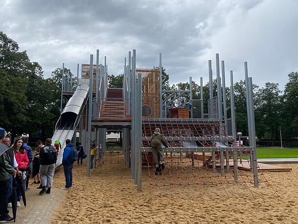 12 Meter hoch ist der höchste Spielturm des neuen Spielplatzes an der Theresienwiese.