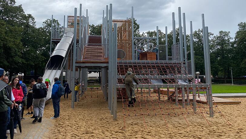 12 Meter hoch ist der höchste Spielturm des neuen Spielplatzes an der Theresienwiese.