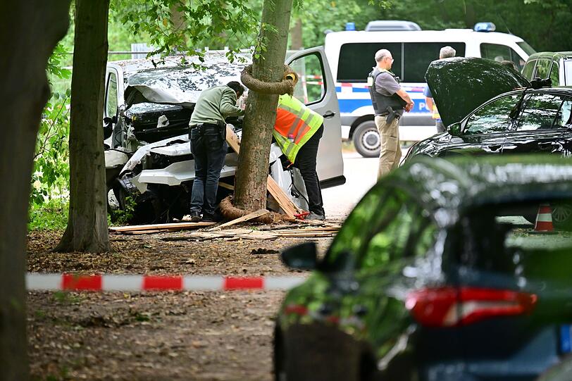 Das Tatfahrzeug war ein weißer Van. Das Tatfahrzeug war ein weißer Van.