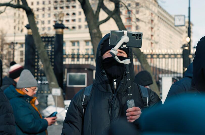Vermummte Mitarbeiter des russischen "Zentrums zur Extremismusbekämpfung" auf einer Antikriegs-Kundgebung in Moskau. Der Staat überwacht alle, die er für gefährlich hält. Vermummte Mitarbeiter des russischen "Zentrums zur Extremismusbekämpfung" auf einer Antikriegs-Kundgebung in Moskau. Der Staat überwacht alle, die er für gefährlich hält.