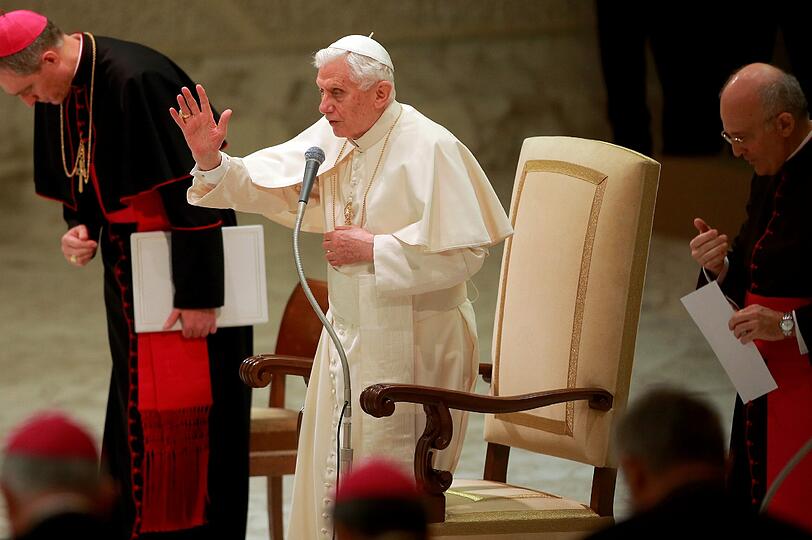Papst Benedikt XVI. segnet in der Audienzhalle Paolo VI im Vatikan bei seiner voraussichtlich letzten Generalaudienz die Gläubigen. Es ist das erste Mal, dass sich der Pontifex nach seiner historischen Rücktrittankündigung vom Montag den Gläubigen zeigt. Die Bilder.