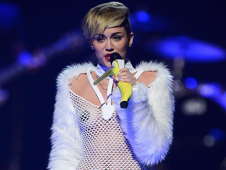Miley Cyrus performt in freizügigem Outfit