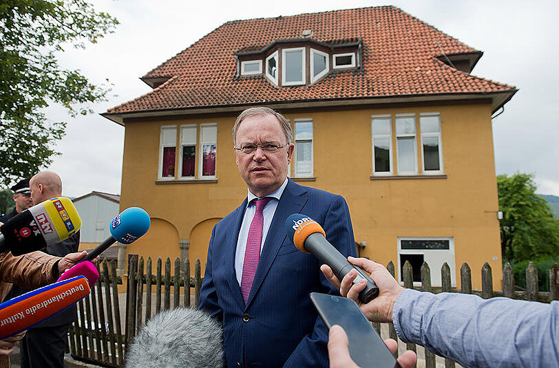 Niedersachsens Ministerpräsident Stephan Weil (SPD) steht vor der Unterkunft für Asylbewerber in Salzhemmendorf im Landkreis Hameln-Pyrmont.