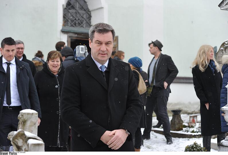 Markus Söder vor der Kirche.
