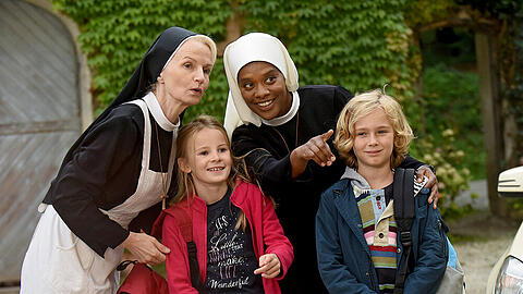 "Um Himmels Willen: Zweiter Frühling": Schwester Agnes (Emanuela von Frankenberg, r.) und Schwester Lela (Denise M'Baye, 2.v.r.) kümmern sich um Pia (Lara Campagnoli) und Oskar (Fynn-Marlin Wolf)