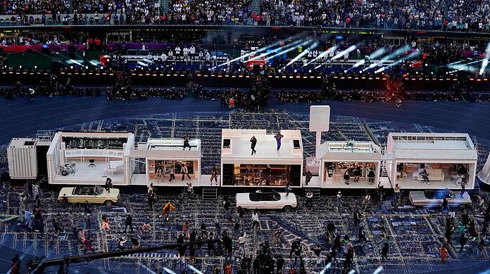 Die Halbzeitshow mit Dr. Dre, Snoop Dogg, Eminem, Kendrick Lamar, Mary J. Blige und Überraschungsgast 50 Cent war spektakulär. Die Halbzeitshow mit Dr. Dre, Snoop Dogg, Eminem, Kendrick Lamar, Mary J. Blige und Überraschungsgast 50 Cent war spektakulär.