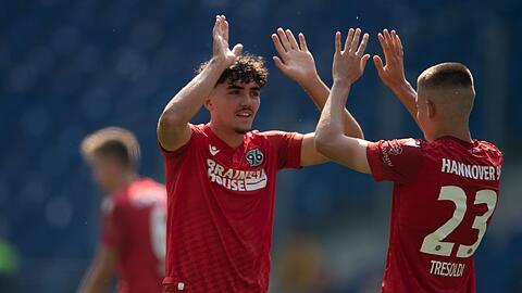 Hannovers Torschütze Antonio Foti (l) jubelt mit Hannovers Nicolo Tresoldi nach dem Schlusspfiff.