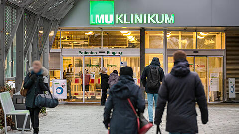 Noch während der Suchaktion stellte sich heraus, dass sich der Unfallfahrer in die Notaufnahme des Klinikums Großhadern begeben hatte. (Archivbild)