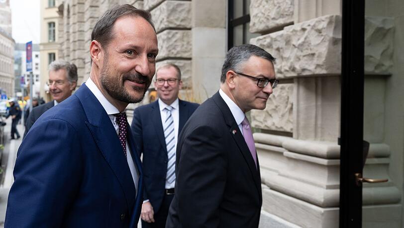 Kronprinz Haakon von Norwegen (l) und Florian Herrmann kommen zum Norwegian-German Business Summit.