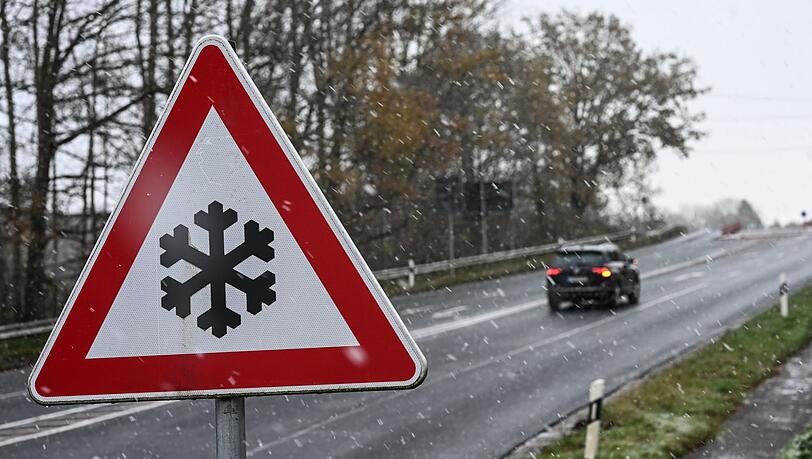 Wegen Glatteis ist es in Sachsen zu dutzenden Unf&auml;llen gekommen.