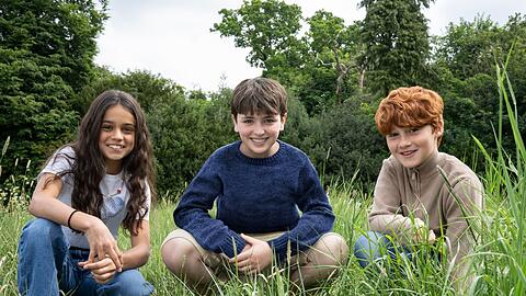 Die neue "Harry Potter"-Serie startet noch in diesem Jahr. Dominic McLaughlin (Mitte) spielt Harry Potter, Arabella Stanton ist als Hermine Granger und Alastair Stout als Ron Weasley zu sehen.