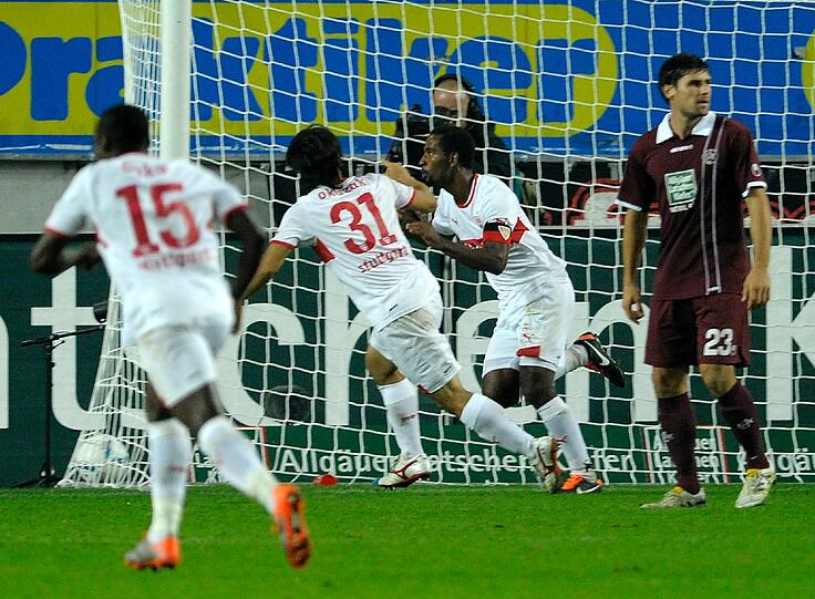 Stuttgarts Cacau (2.v.r.) jubelt nach seinem Treffer zum 0:1 gegen die Roten Teufel